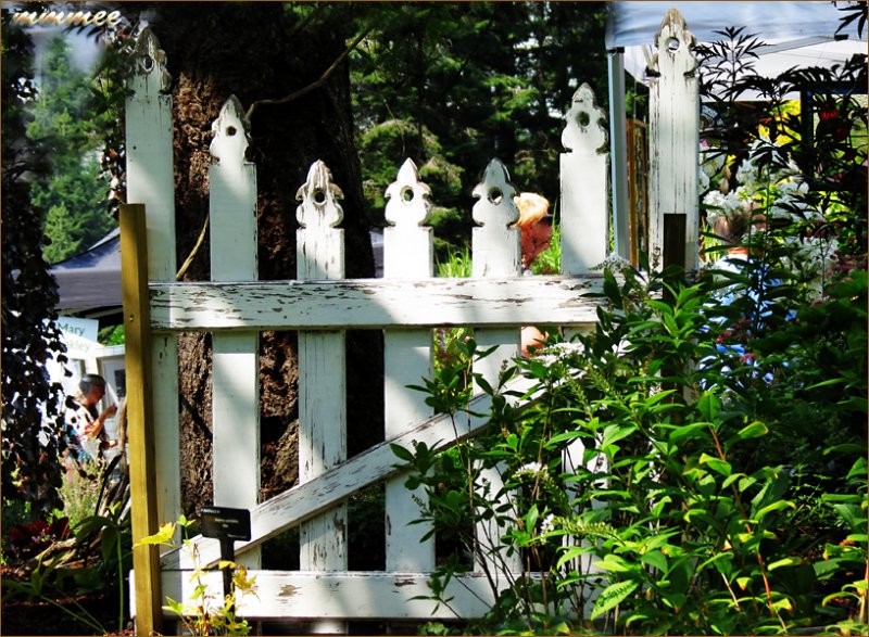 awhitegardengateatglendalegardens.jpg